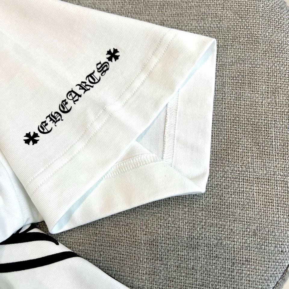 Ch克罗心、2026春夏男士圆领短袖T恤，以品牌标志性的暗黑美学重塑基础款。款式采用宽松剪裁的舒适版型，