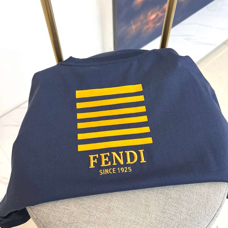 Fend芬迪、2026春夏新品短袖T恤全新呈现，以经典的圆领与利落短袖剪裁，定义简约舒适的日常廓形。设计