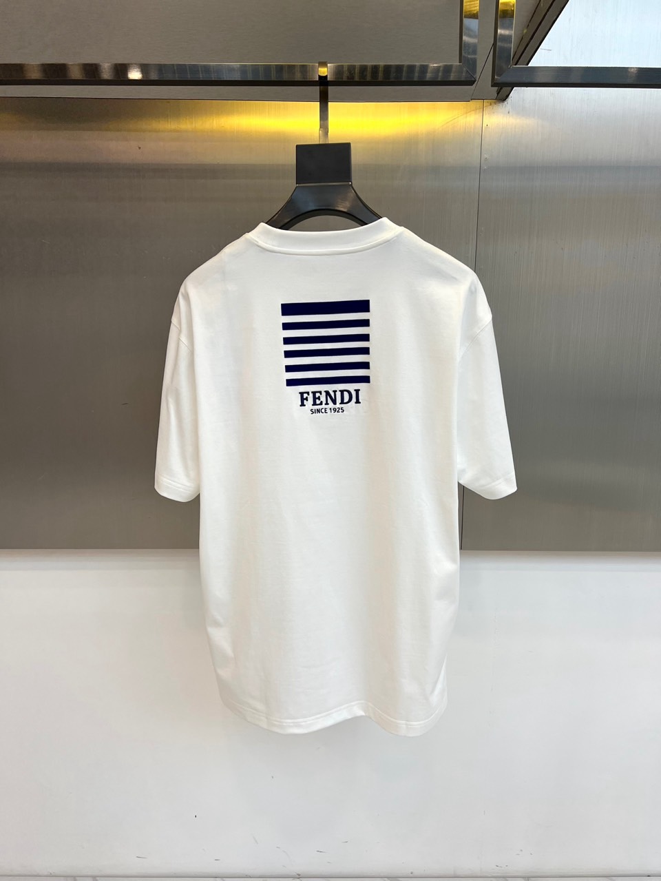 Fend芬迪、2026春夏新品短袖T恤全新呈现，以经典的圆领与利落短袖剪裁，定义简约舒适的日常廓形。设计