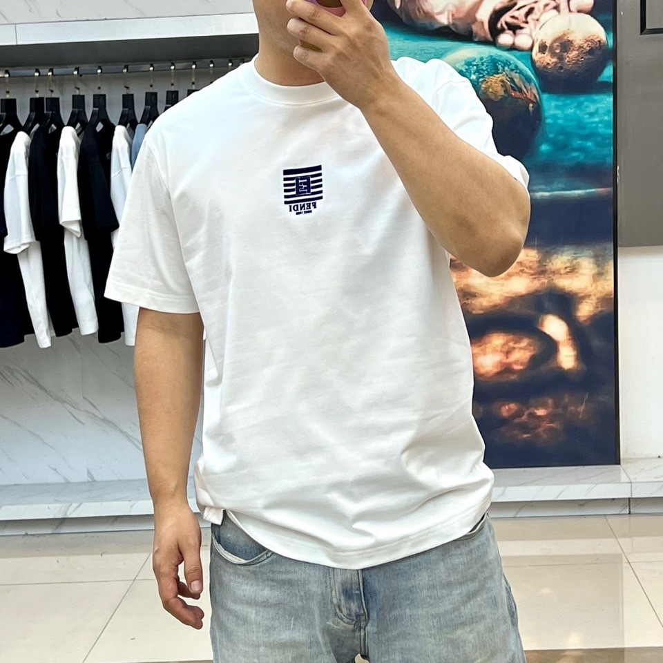 Fend芬迪、2026春夏新品短袖T恤全新呈现，以经典的圆领与利落短袖剪裁，定义简约舒适的日常廓形。设计