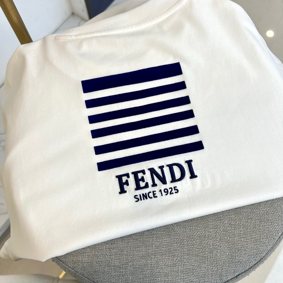 Fend芬迪、2026春夏新品短袖T恤全新呈现，以经典的圆领与利落短袖剪裁，定义简约舒适的日常廓形。设计
