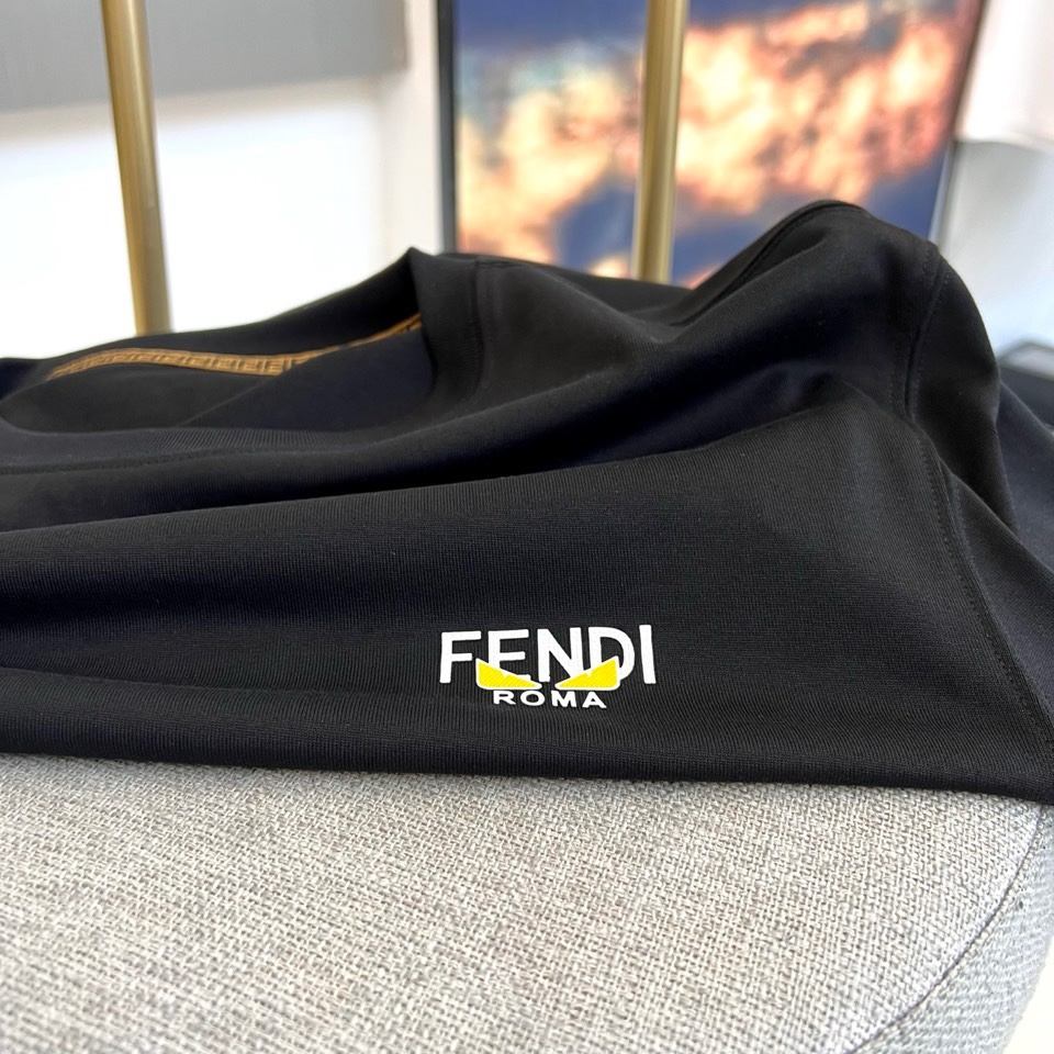 Fend芬迪、2026春夏新品，重新定义日常奢华。本季短袖T恤采用经典圆领设计与利落剪裁，以100%棉质