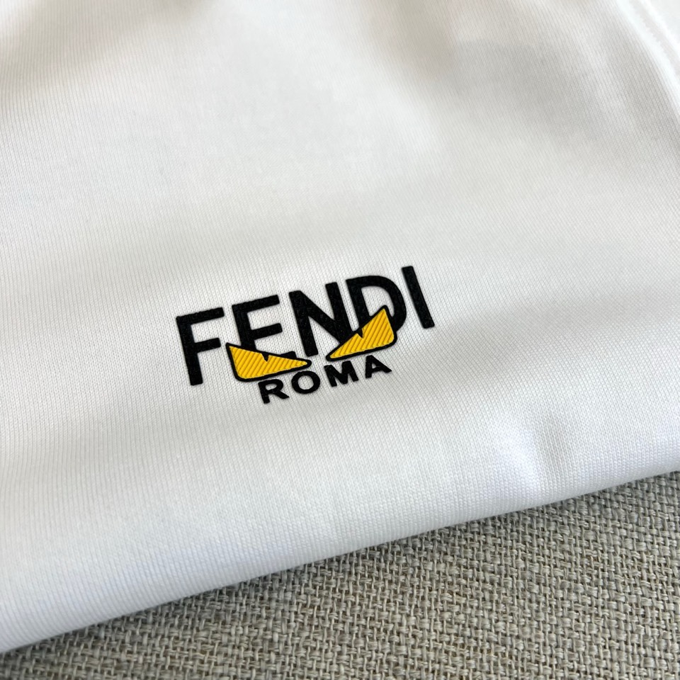 Fend芬迪、2026春夏新品，重新定义日常奢华。本季短袖T恤采用经典圆领设计与利落剪裁，以100%棉质