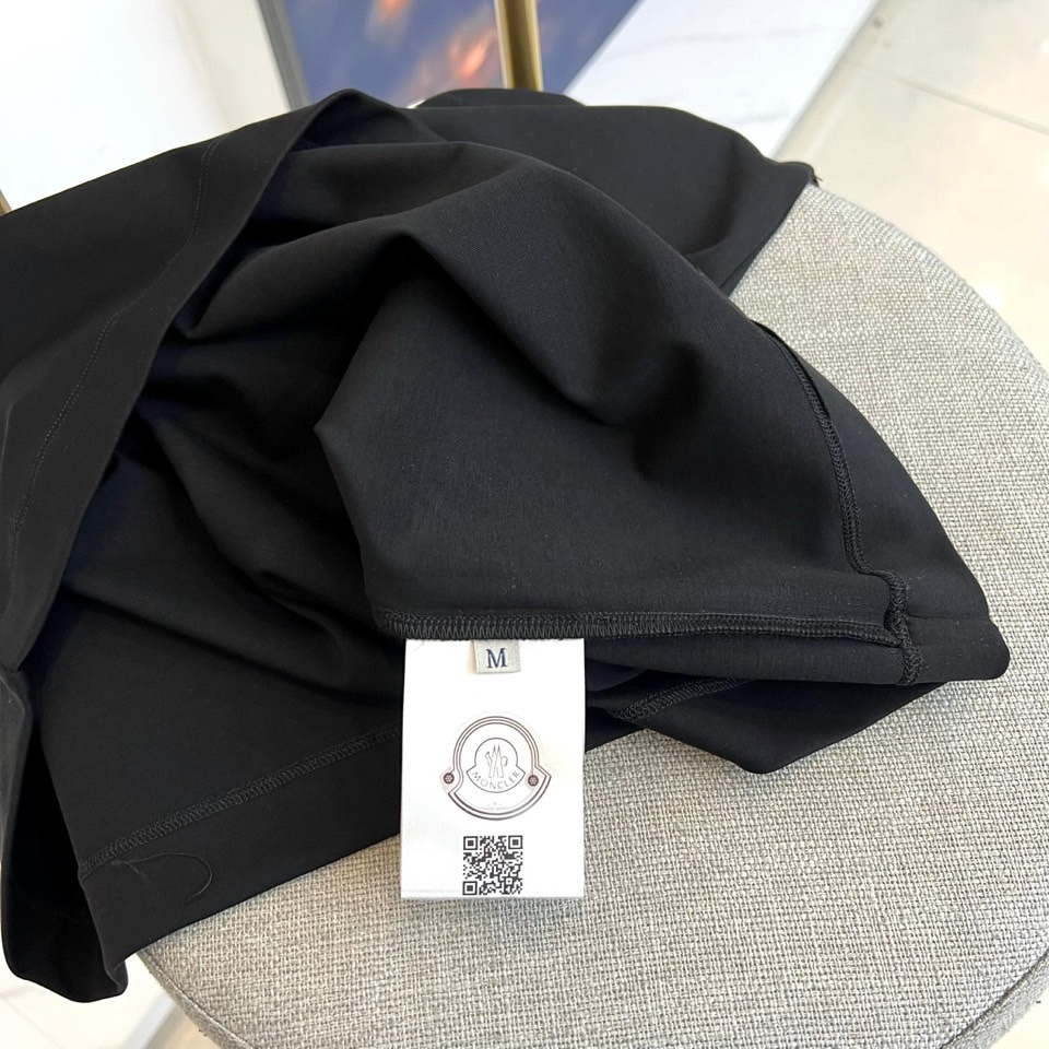 蒙口（Moncler）2026春夏新品短袖T恤，选用舒适亲肤纯棉面料，确保透气与自如感。胸前以经典黑色鲜