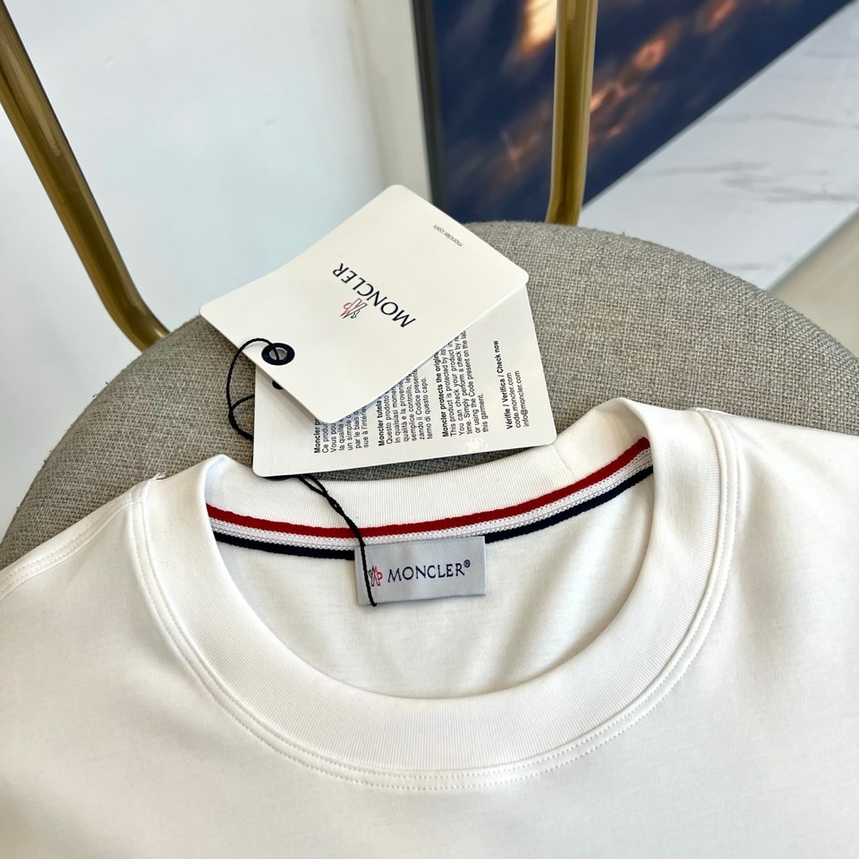 蒙口（Moncler）2026春夏新品短袖T恤，选用舒适亲肤纯棉面料，确保透气与自如感。胸前以经典黑色鲜