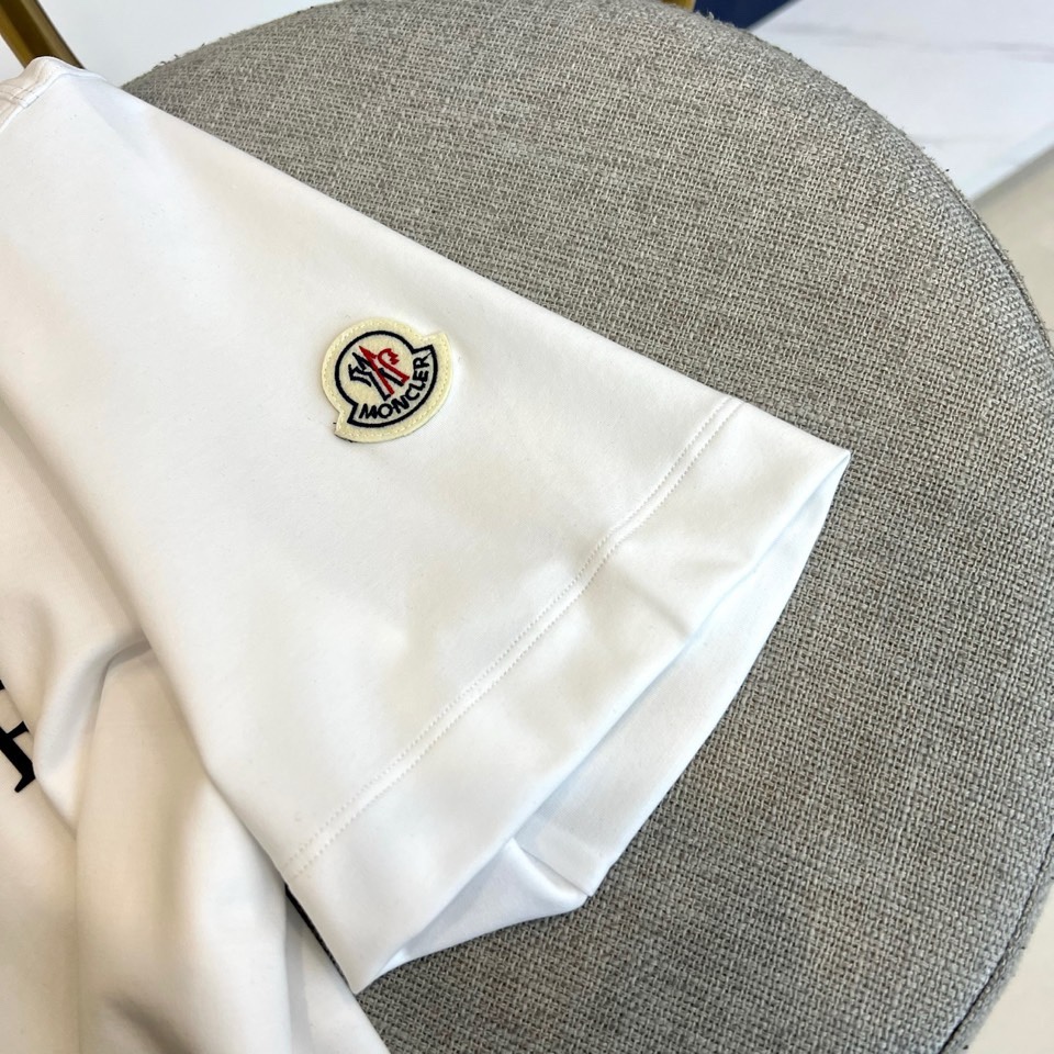 蒙口（Moncler）2026春夏新品短袖T恤，选用舒适亲肤纯棉面料，确保透气与自如感。胸前以经典黑色鲜