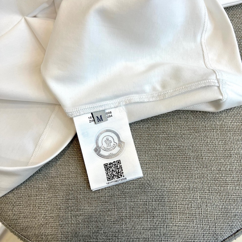蒙口（Moncler）2026春夏新品短袖T恤，选用舒适亲肤纯棉面料，确保透气与自如感。胸前以经典黑色鲜