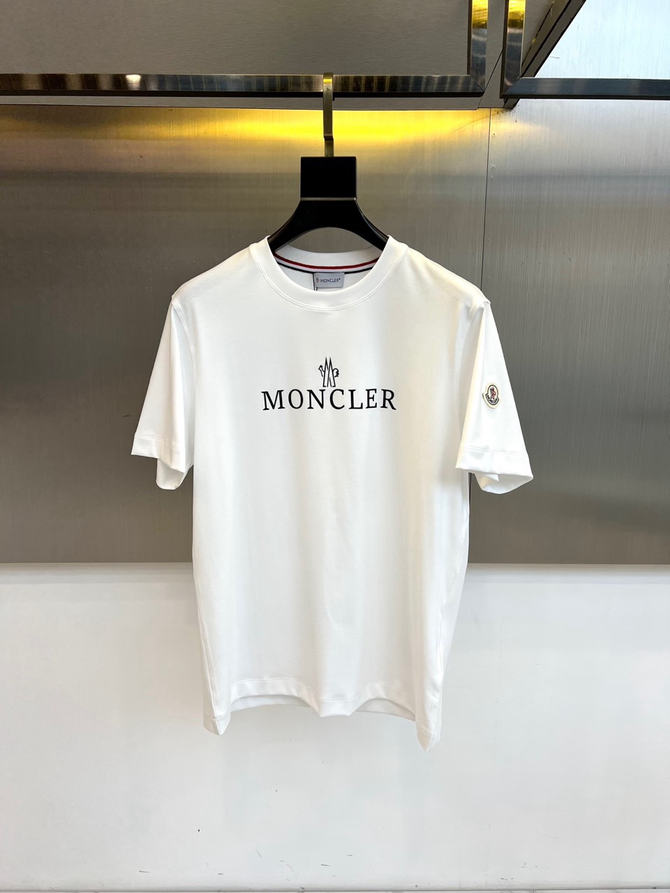 蒙口（Moncler）2026春夏新品短袖T恤，选用舒适亲肤纯棉面料，确保透气与自如感。胸前以经典黑色鲜