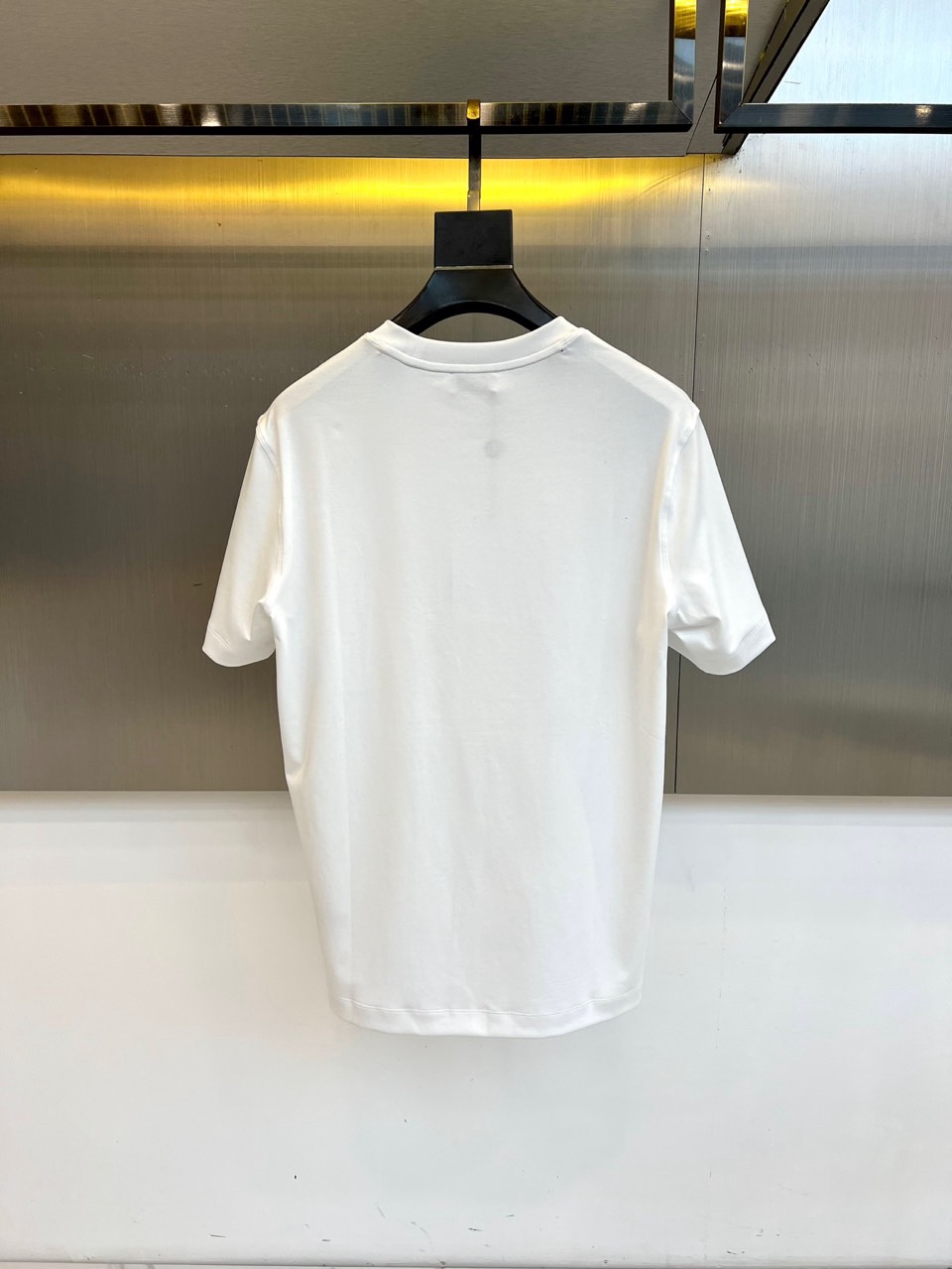 蒙口（Moncler）2026春夏新品短袖T恤，选用舒适亲肤纯棉面料，确保透气与自如感。胸前以经典黑色鲜