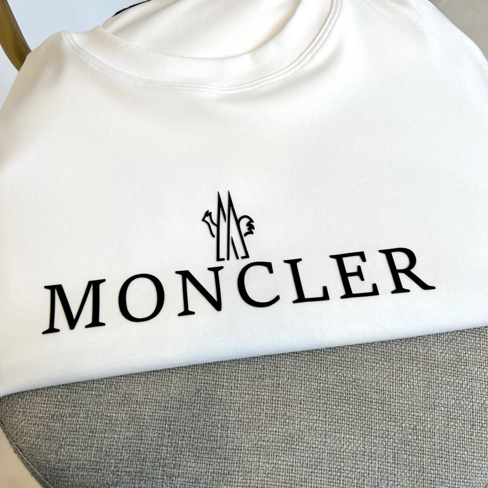 蒙口（Moncler）2026春夏新品短袖T恤，选用舒适亲肤纯棉面料，确保透气与自如感。胸前以经典黑色鲜