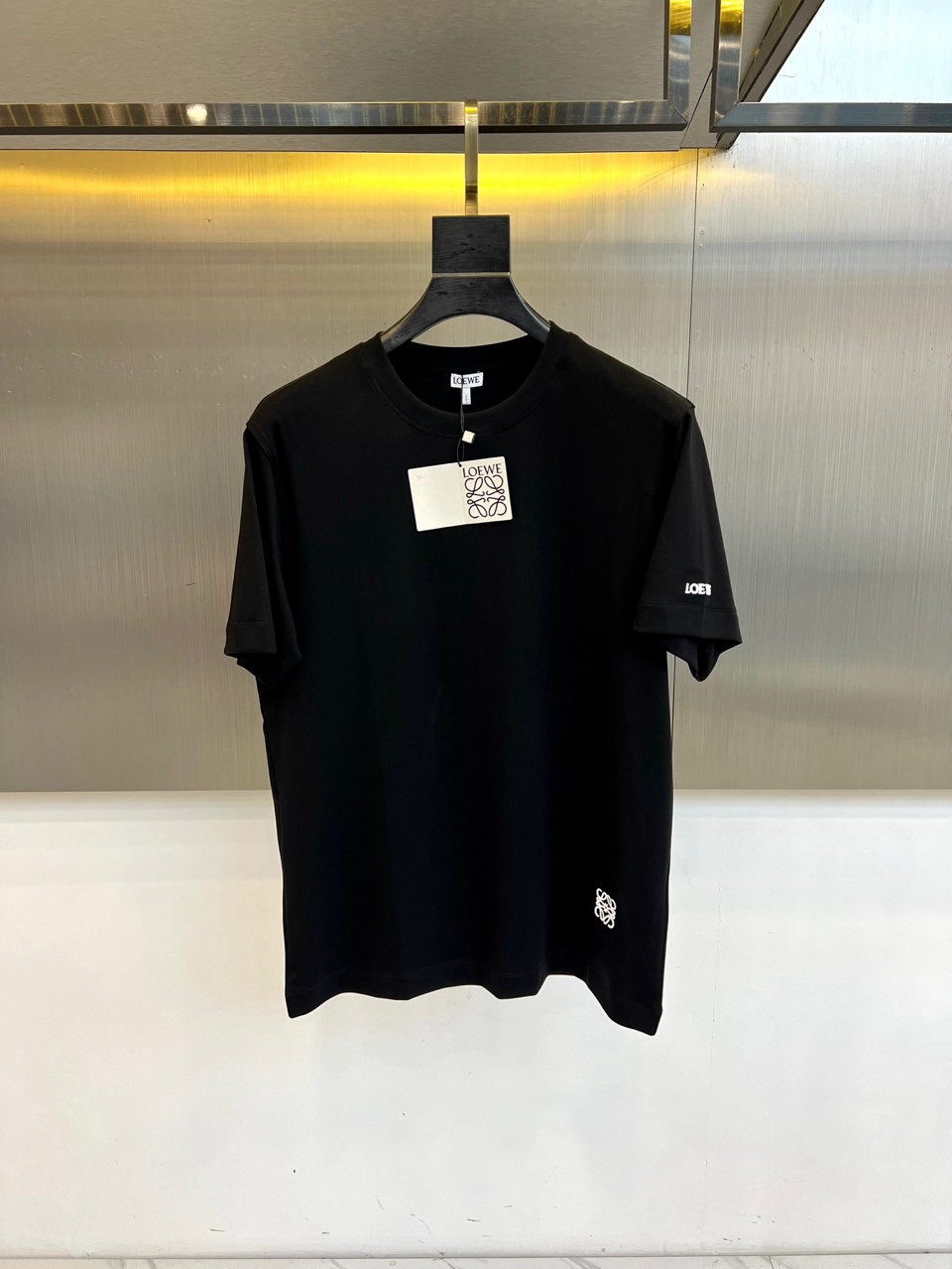 Lowe罗意威、2026春夏新品T恤，以简约轮廓诠释当代休闲美学。款式采用宽松圆领剪裁，左袖口与下摆点缀