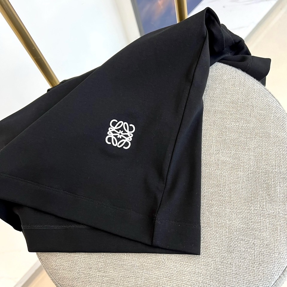 Lowe罗意威、2026春夏新品T恤，以简约轮廓诠释当代休闲美学。款式采用宽松圆领剪裁，左袖口与下摆点缀