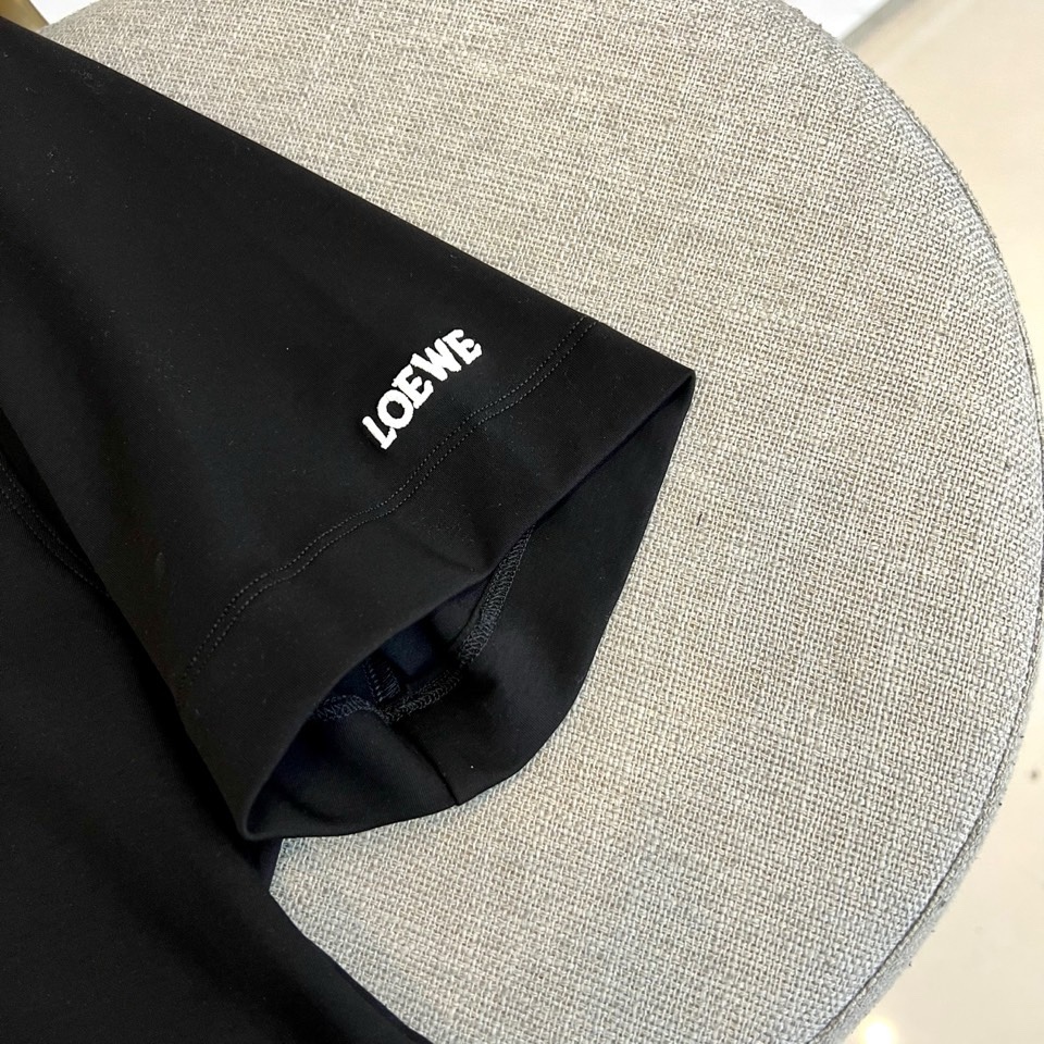 Lowe罗意威、2026春夏新品T恤，以简约轮廓诠释当代休闲美学。款式采用宽松圆领剪裁，左袖口与下摆点缀