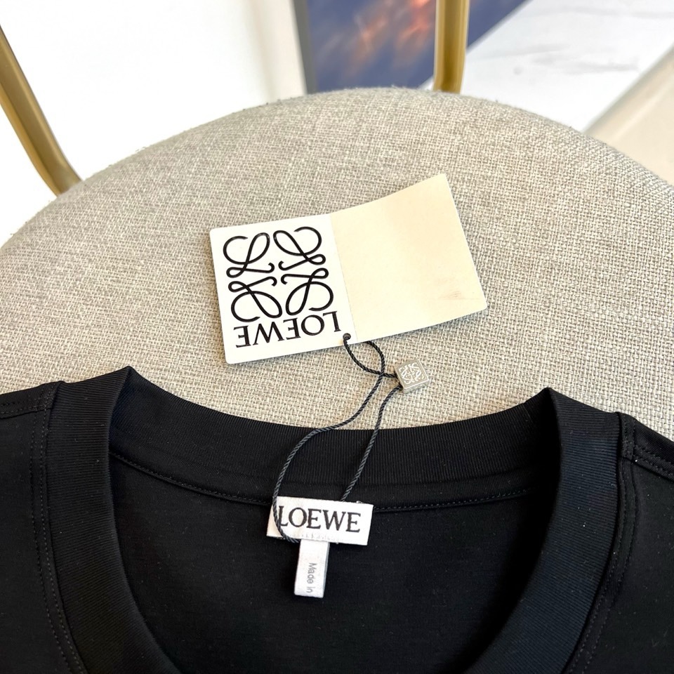 Lowe罗意威、2026春夏新品T恤，以简约轮廓诠释当代休闲美学。款式采用宽松圆领剪裁，左袖口与下摆点缀