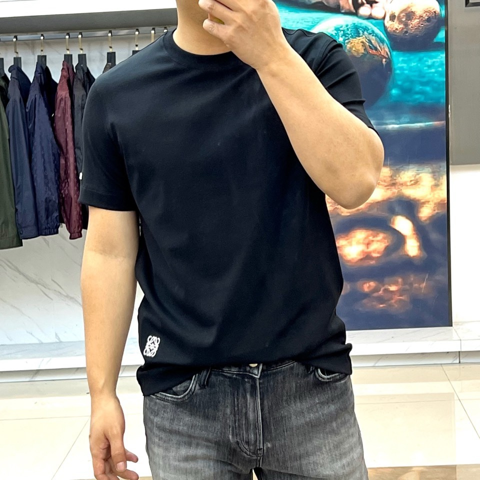 Lowe罗意威、2026春夏新品T恤，以简约轮廓诠释当代休闲美学。款式采用宽松圆领剪裁，左袖口与下摆点缀