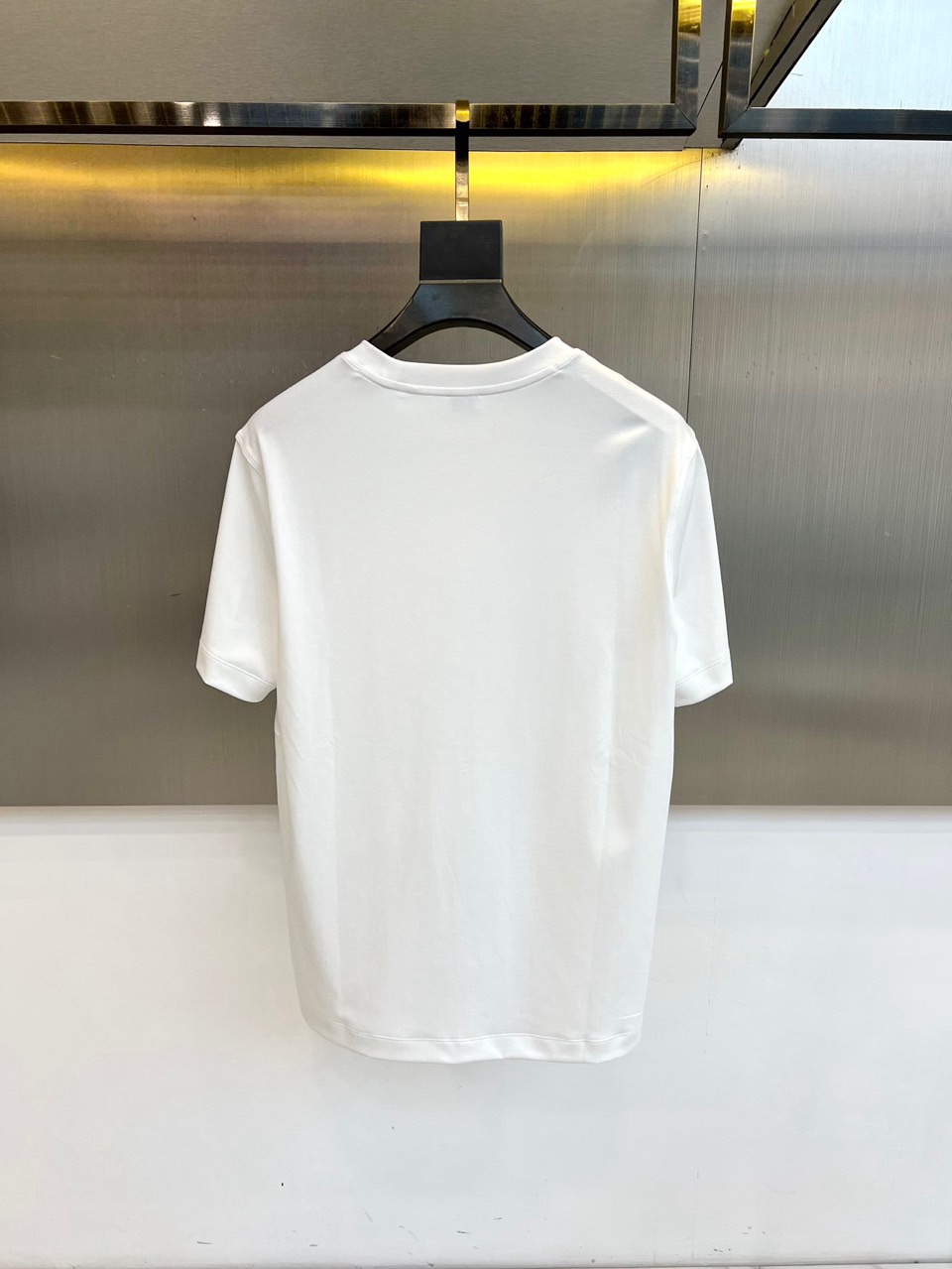 Lowe罗意威、2026春夏新品T恤，以简约轮廓诠释当代休闲美学。款式采用宽松圆领剪裁，左袖口与下摆点缀