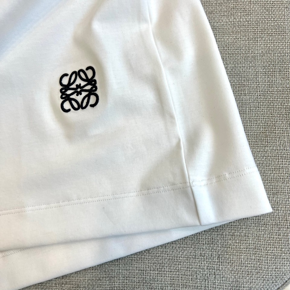 Lowe罗意威、2026春夏新品T恤，以简约轮廓诠释当代休闲美学。款式采用宽松圆领剪裁，左袖口与下摆点缀