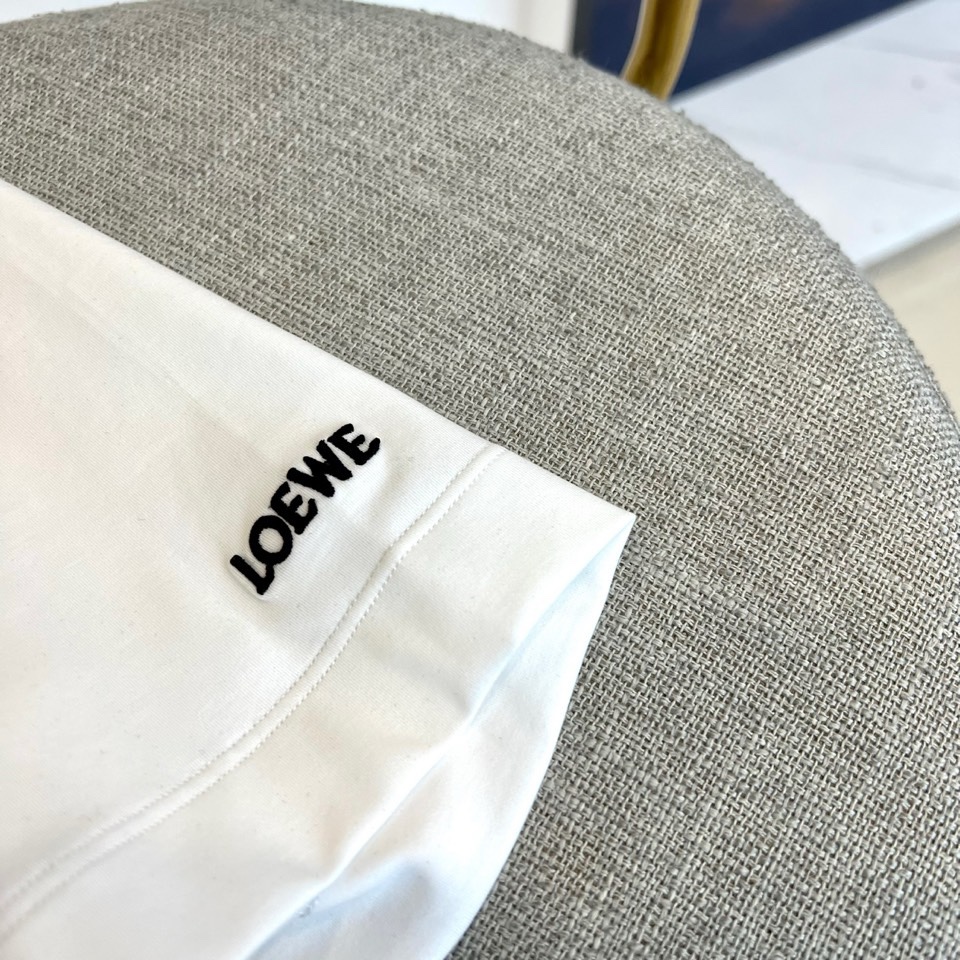 Lowe罗意威、2026春夏新品T恤，以简约轮廓诠释当代休闲美学。款式采用宽松圆领剪裁，左袖口与下摆点缀