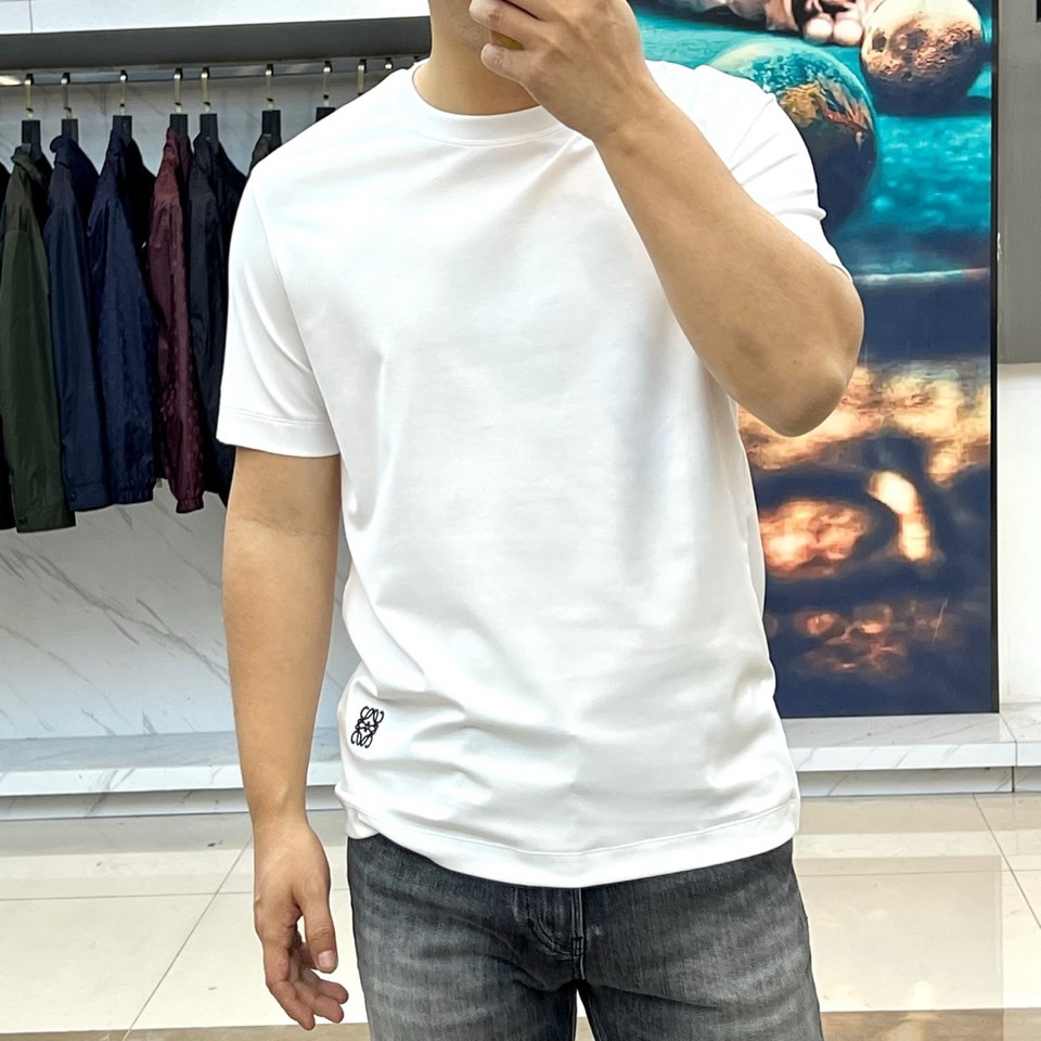 Lowe罗意威、2026春夏新品T恤，以简约轮廓诠释当代休闲美学。款式采用宽松圆领剪裁，左袖口与下摆点缀