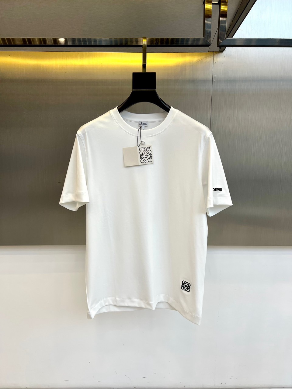 Lowe罗意威、2026春夏新品T恤，以简约轮廓诠释当代休闲美学。款式采用宽松圆领剪裁，左袖口与下摆点缀