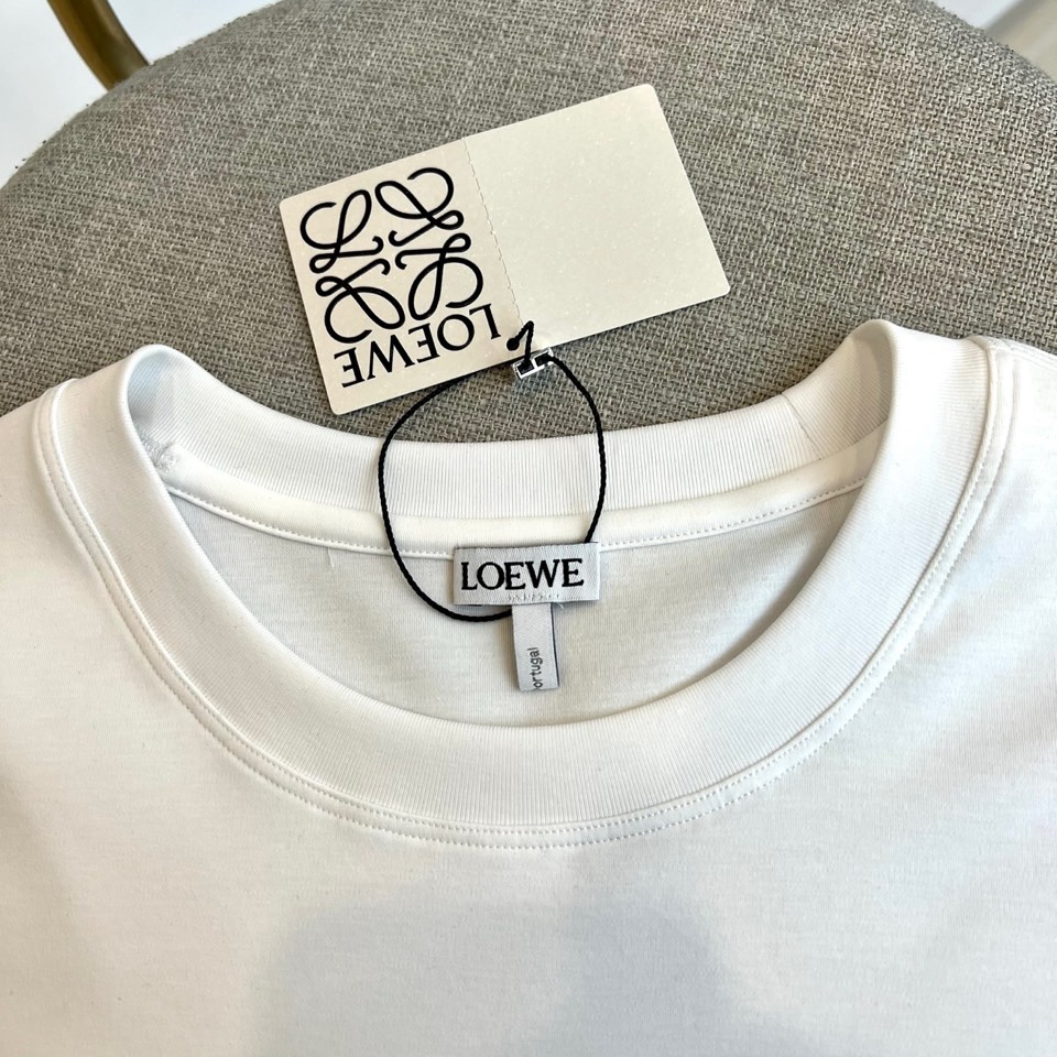 Lowe罗意威、2026春夏新品T恤，以简约轮廓诠释当代休闲美学。款式采用宽松圆领剪裁，左袖口与下摆点缀