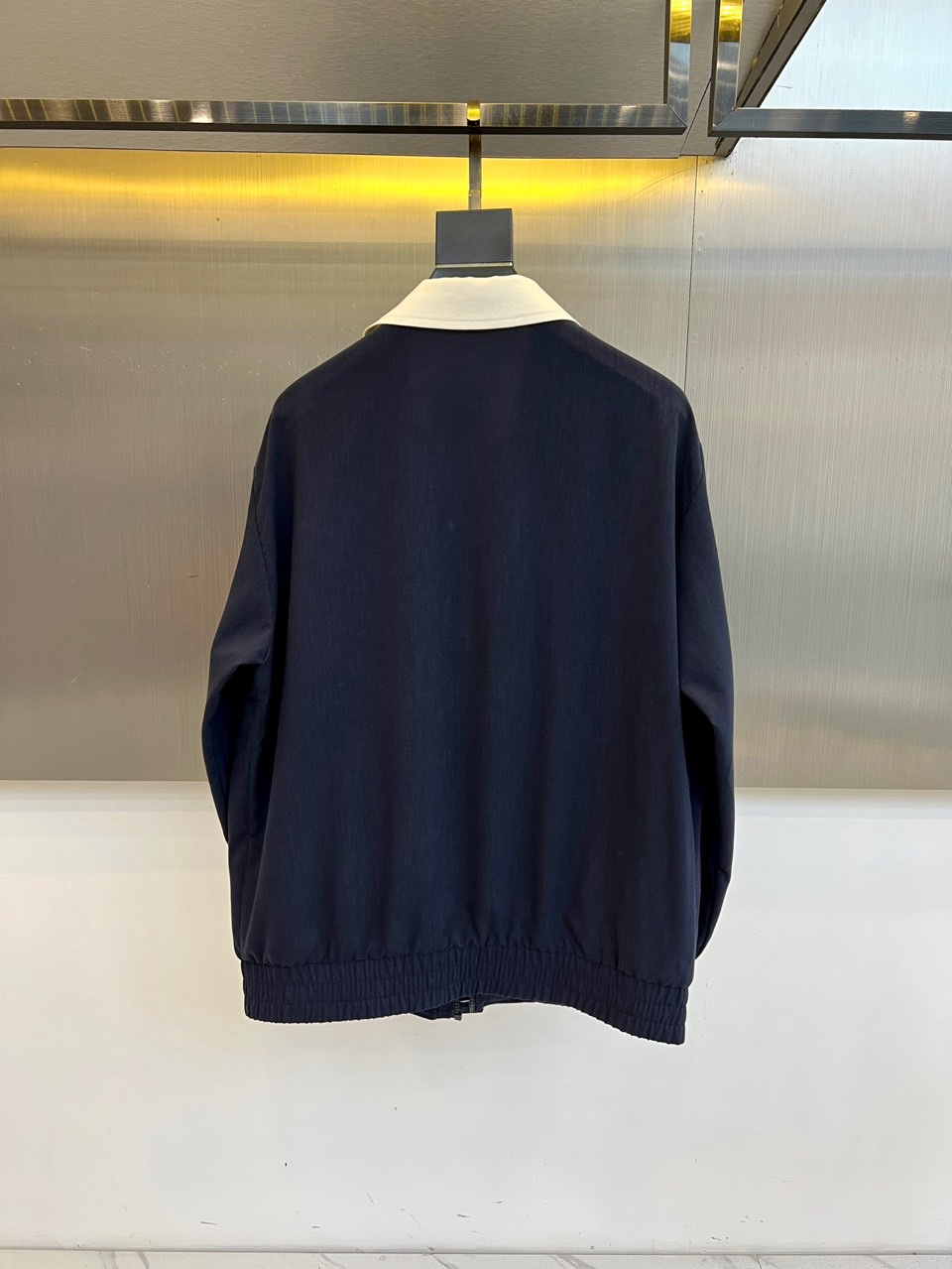 （上衣夹克外套480）DG杜嘉班纳、2026春夏新品男士外套，以经典翻领设计诠释意式风尚。衣领融入撞色元