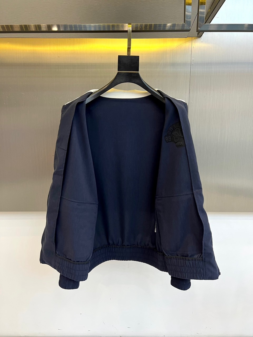 （上衣夹克外套480）DG杜嘉班纳、2026春夏新品男士外套，以经典翻领设计诠释意式风尚。衣领融入撞色元