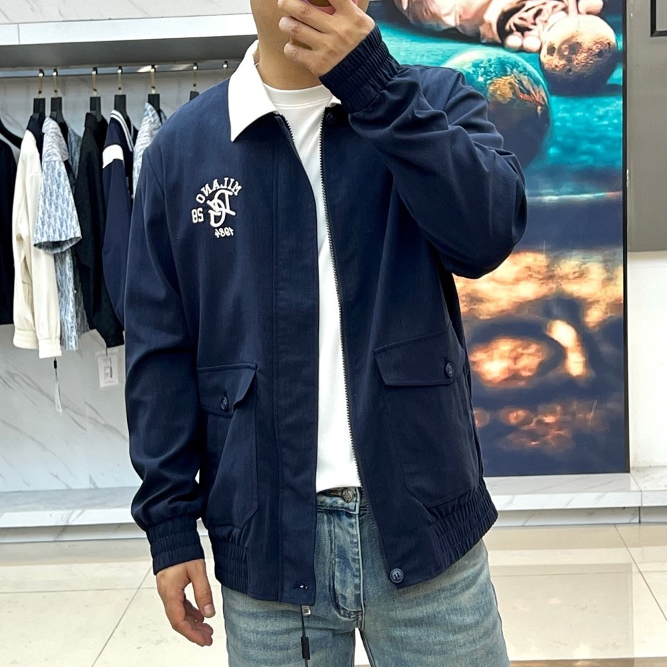 （上衣夹克外套480）DG杜嘉班纳、2026春夏新品男士外套，以经典翻领设计诠释意式风尚。衣领融入撞色元