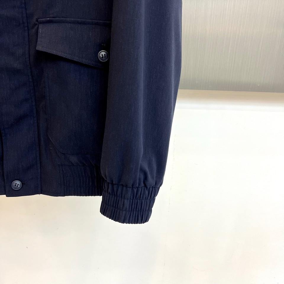 （上衣夹克外套480）DG杜嘉班纳、2026春夏新品男士外套，以经典翻领设计诠释意式风尚。衣领融入撞色元