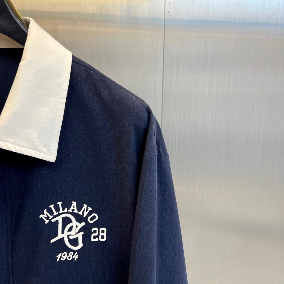 （上衣夹克外套480）DG杜嘉班纳、2026春夏新品男士外套，以经典翻领设计诠释意式风尚。衣领融入撞色元