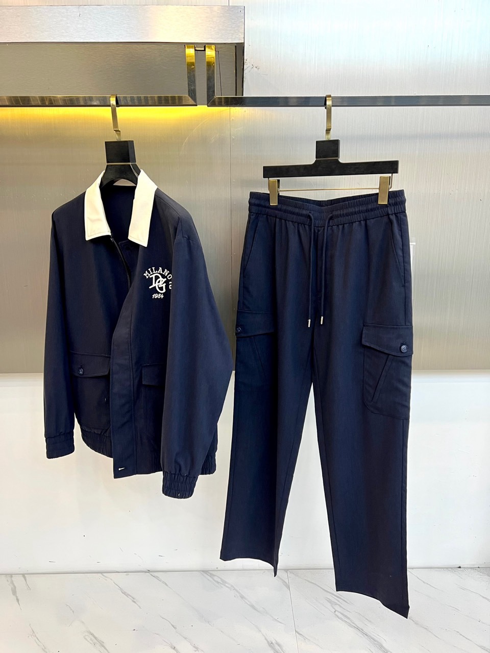 （上衣夹克外套480）DG杜嘉班纳、2026春夏新品男士外套，以经典翻领设计诠释意式风尚。衣领融入撞色元