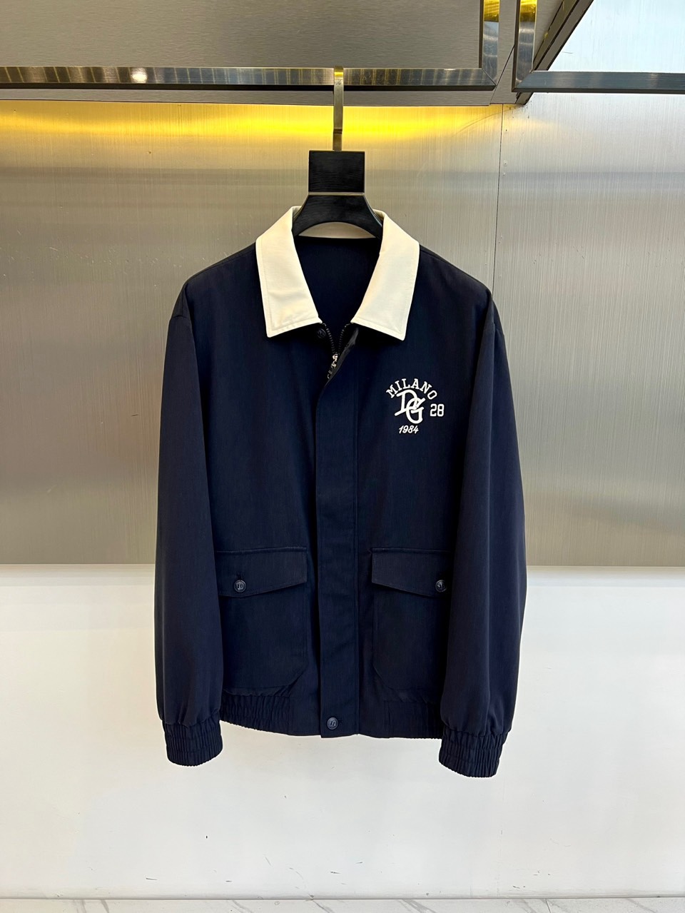 （上衣夹克外套480）DG杜嘉班纳、2026春夏新品男士外套，以经典翻领设计诠释意式风尚。衣领融入撞色元