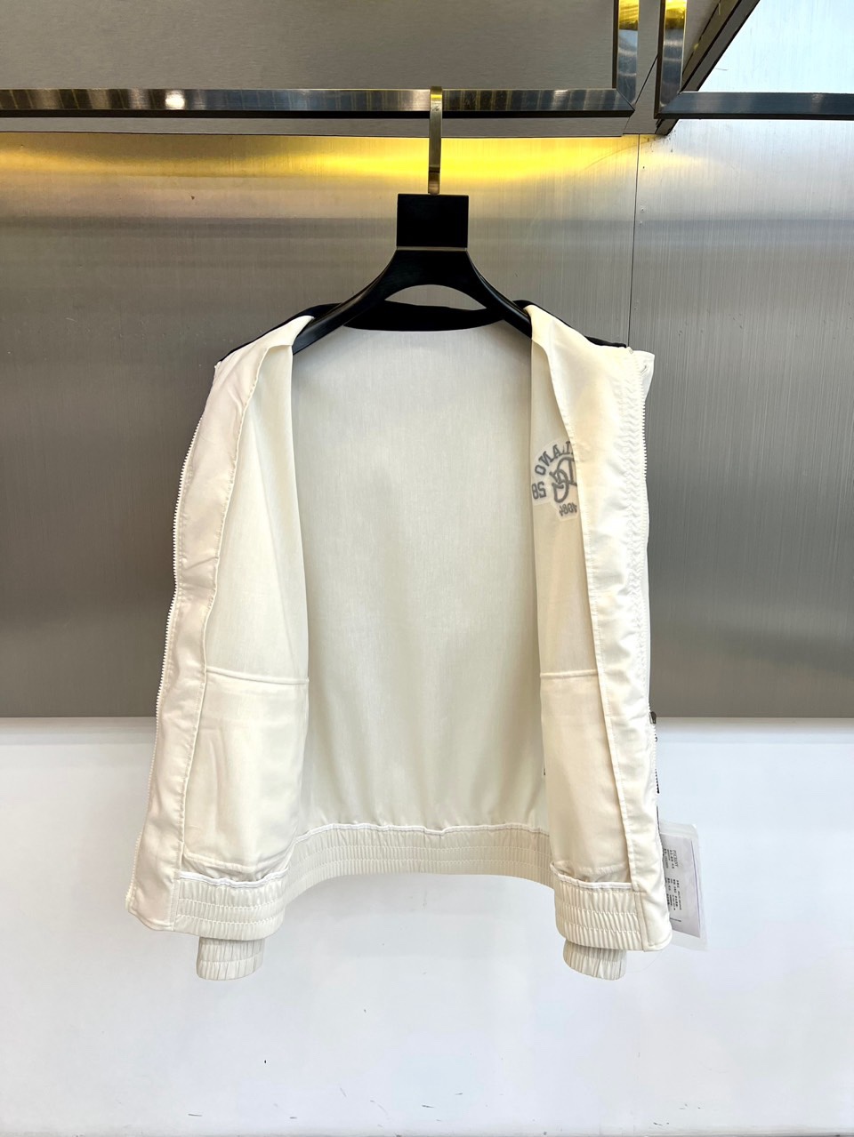 （上衣夹克外套480）DG杜嘉班纳、2026春夏新品男士外套，以经典翻领设计诠释意式风尚。衣领融入撞色元