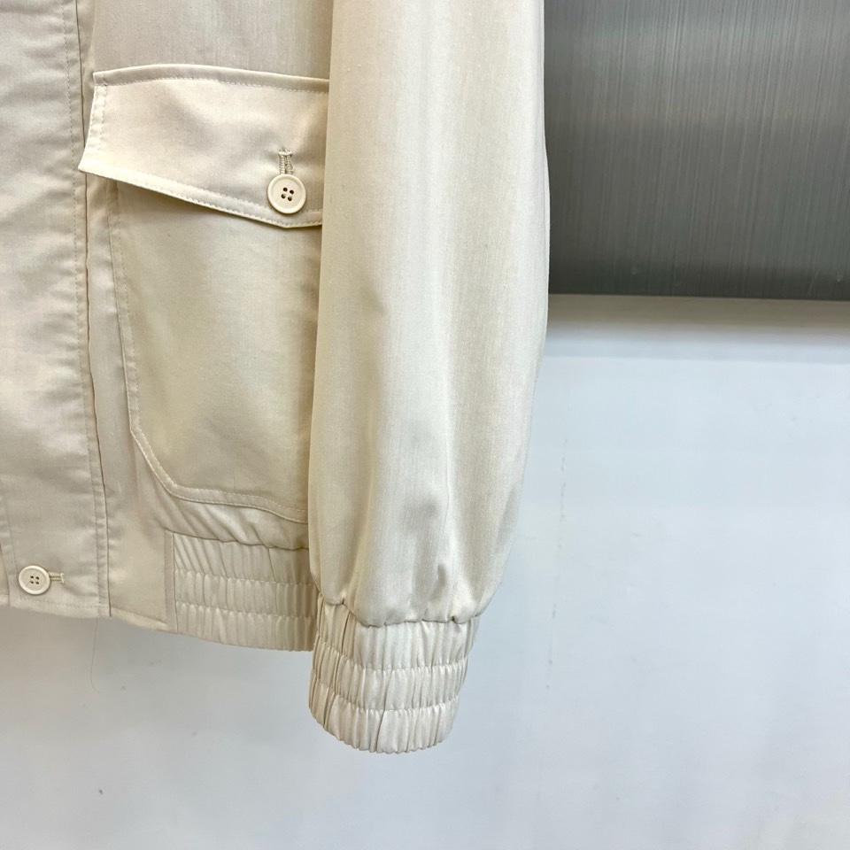 （上衣夹克外套480）DG杜嘉班纳、2026春夏新品男士外套，以经典翻领设计诠释意式风尚。衣领融入撞色元