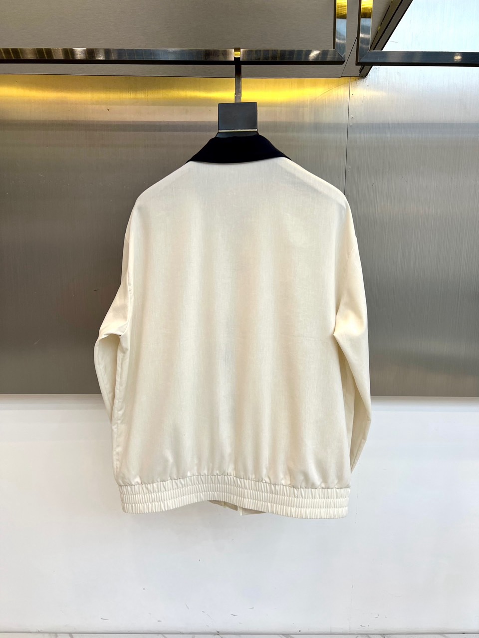 （上衣夹克外套480）DG杜嘉班纳、2026春夏新品男士外套，以经典翻领设计诠释意式风尚。衣领融入撞色元