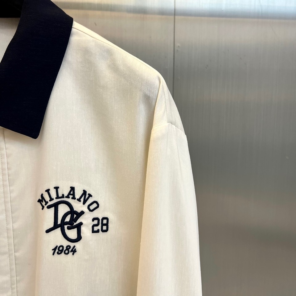 （上衣夹克外套480）DG杜嘉班纳、2026春夏新品男士外套，以经典翻领设计诠释意式风尚。衣领融入撞色元