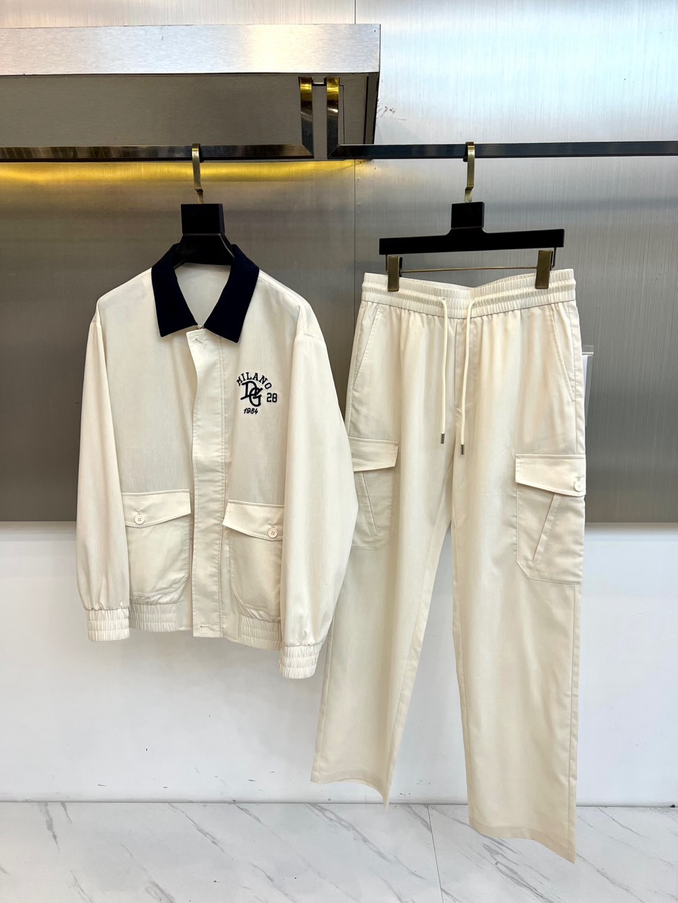 （上衣夹克外套480）DG杜嘉班纳、2026春夏新品男士外套，以经典翻领设计诠释意式风尚。衣领融入撞色元