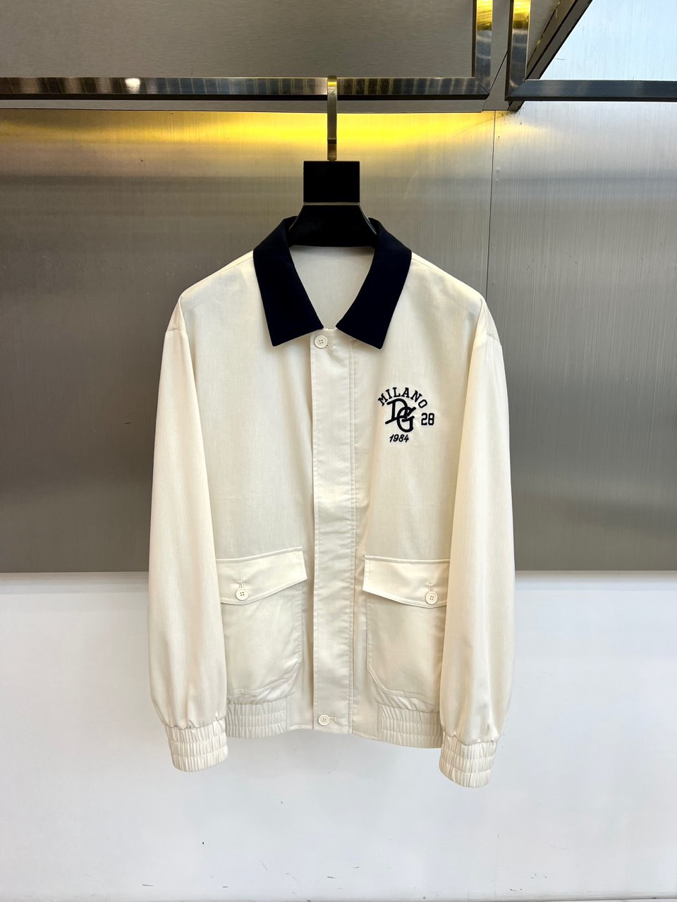 （上衣夹克外套480）DG杜嘉班纳、2026春夏新品男士外套，以经典翻领设计诠释意式风尚。衣领融入撞色元