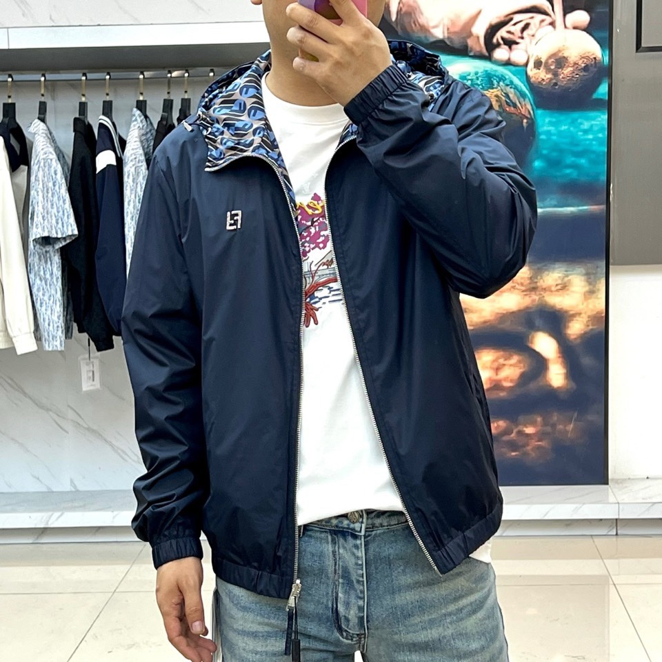 Fend芬迪、2026春夏男士双面穿连帽外套，以标志性拉链开合与双面设计，呈现一衣多穿的精妙巧思。外层采