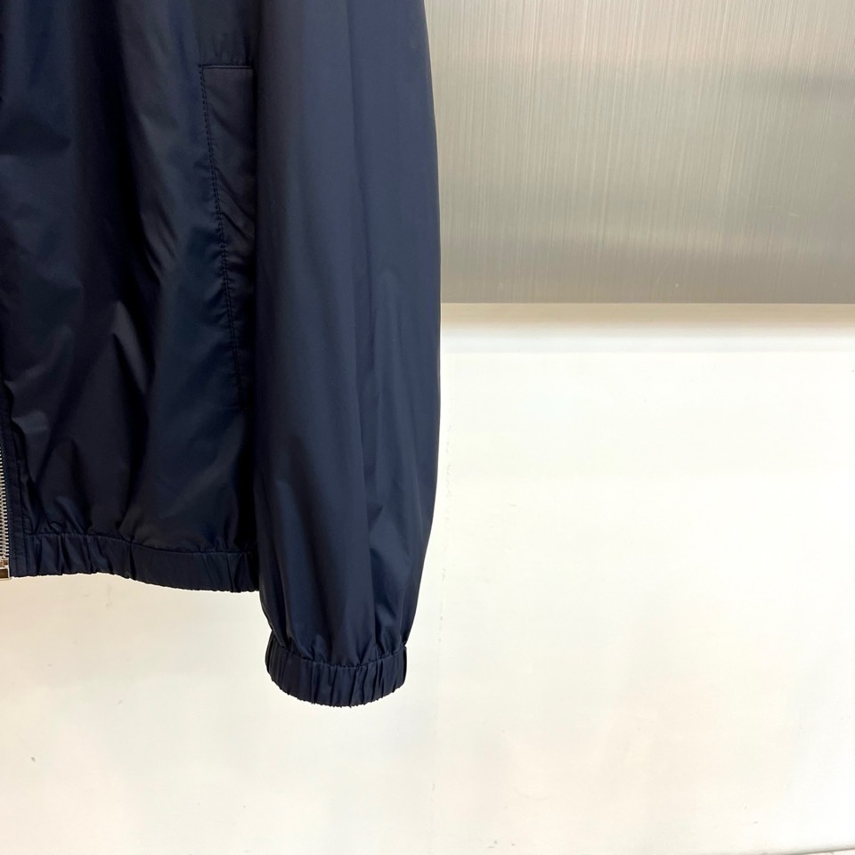 Fend芬迪、2026春夏男士双面穿连帽外套，以标志性拉链开合与双面设计，呈现一衣多穿的精妙巧思。外层采