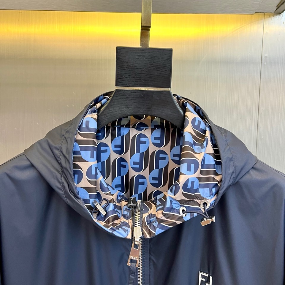 Fend芬迪、2026春夏男士双面穿连帽外套，以标志性拉链开合与双面设计，呈现一衣多穿的精妙巧思。外层采