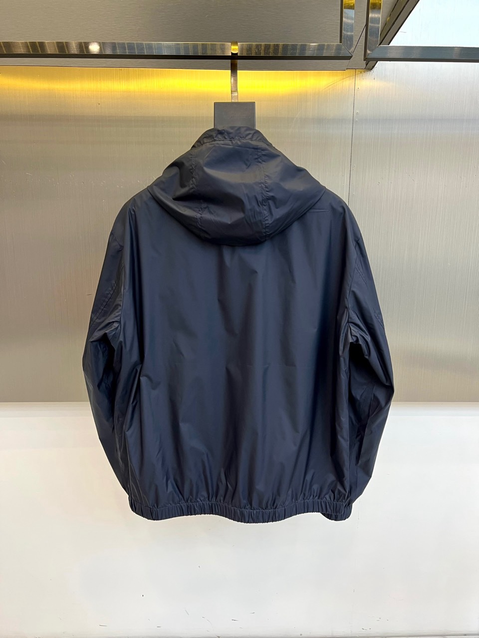 Fend芬迪、2026春夏男士双面穿连帽外套，以标志性拉链开合与双面设计，呈现一衣多穿的精妙巧思。外层采