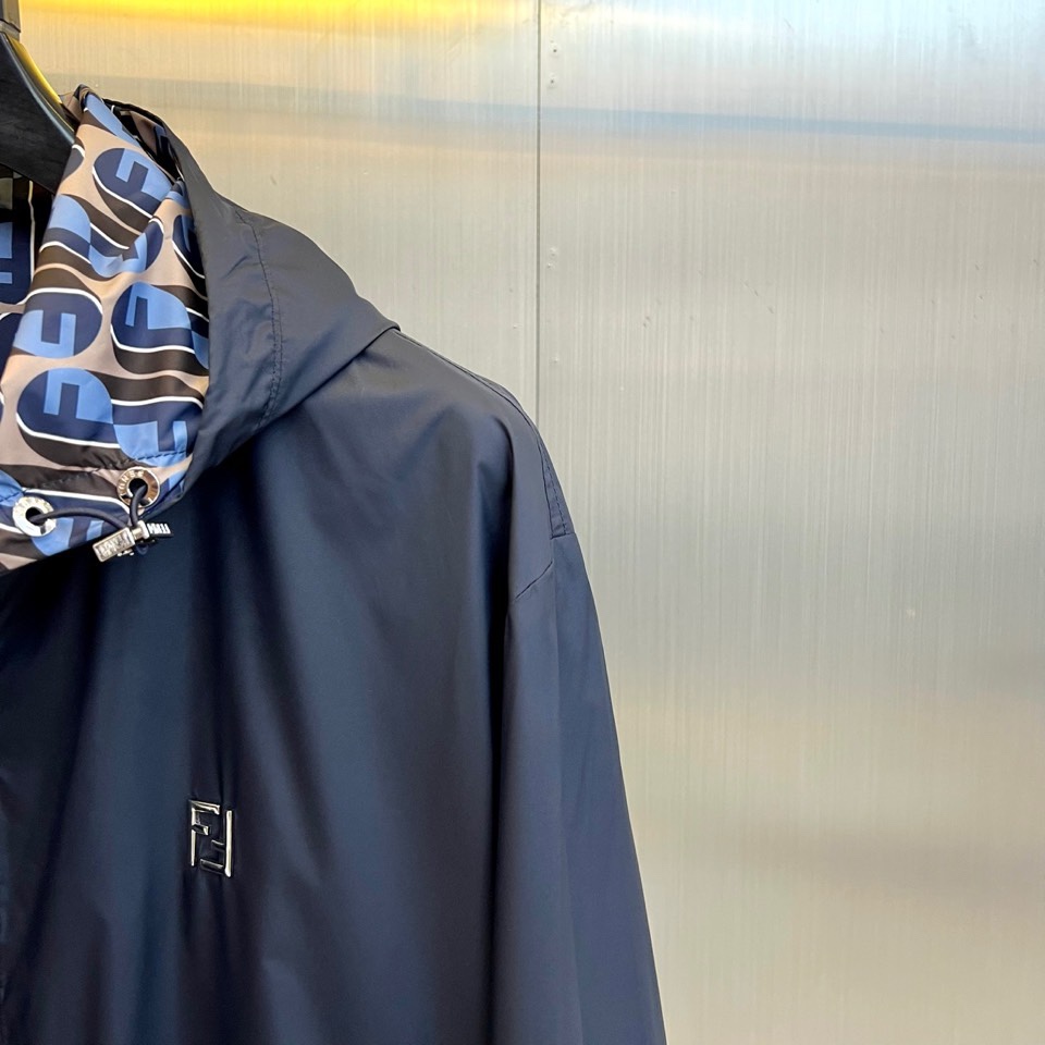 Fend芬迪、2026春夏男士双面穿连帽外套，以标志性拉链开合与双面设计，呈现一衣多穿的精妙巧思。外层采