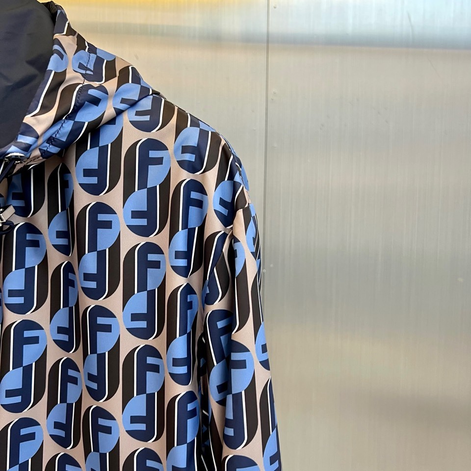 Fend芬迪、2026春夏男士双面穿连帽外套，以标志性拉链开合与双面设计，呈现一衣多穿的精妙巧思。外层采