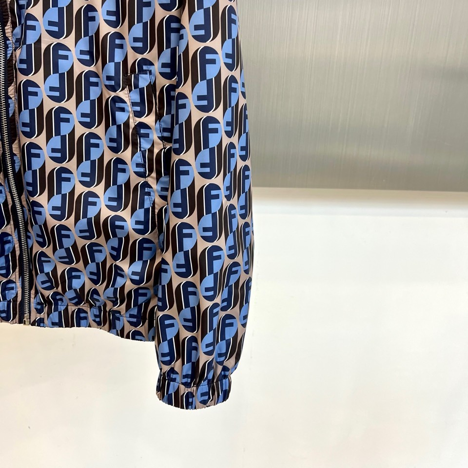 Fend芬迪、2026春夏男士双面穿连帽外套，以标志性拉链开合与双面设计，呈现一衣多穿的精妙巧思。外层采