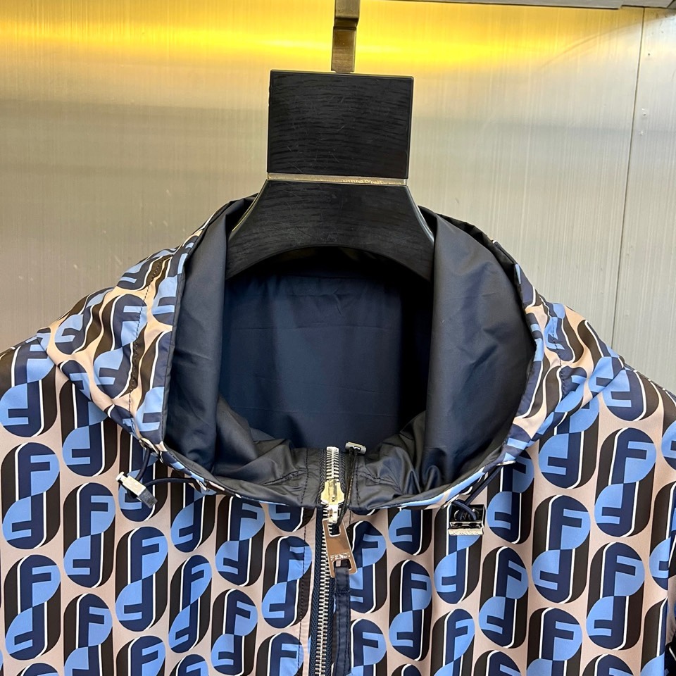 Fend芬迪、2026春夏男士双面穿连帽外套，以标志性拉链开合与双面设计，呈现一衣多穿的精妙巧思。外层采