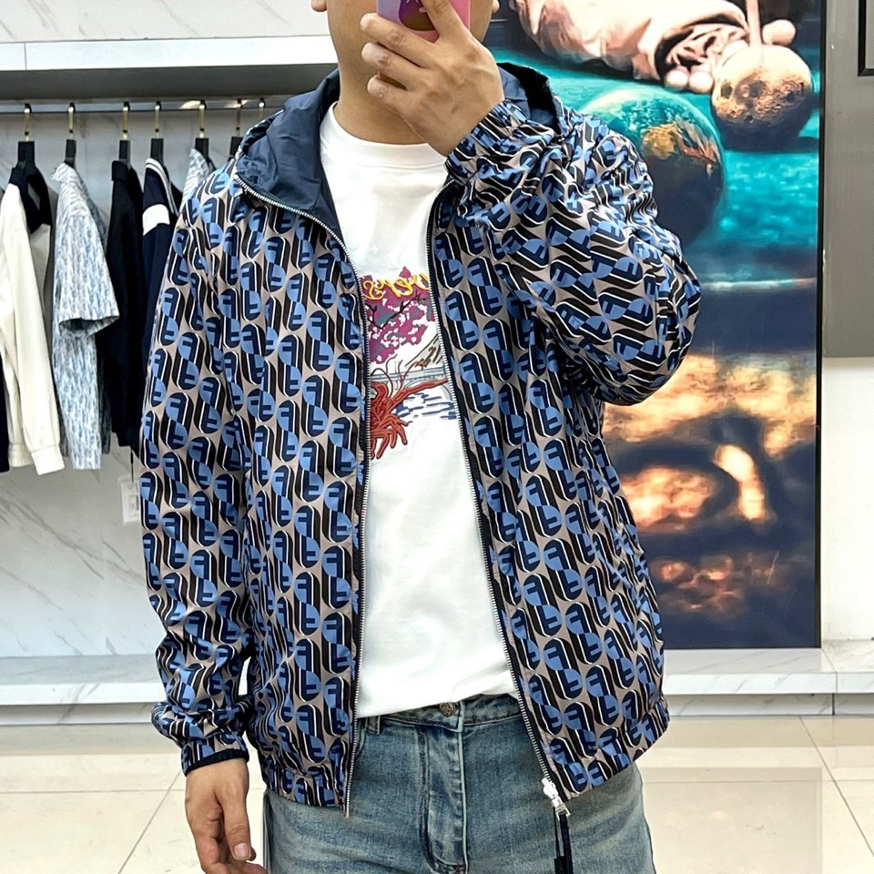 Fend芬迪、2026春夏男士双面穿连帽外套，以标志性拉链开合与双面设计，呈现一衣多穿的精妙巧思。外层采