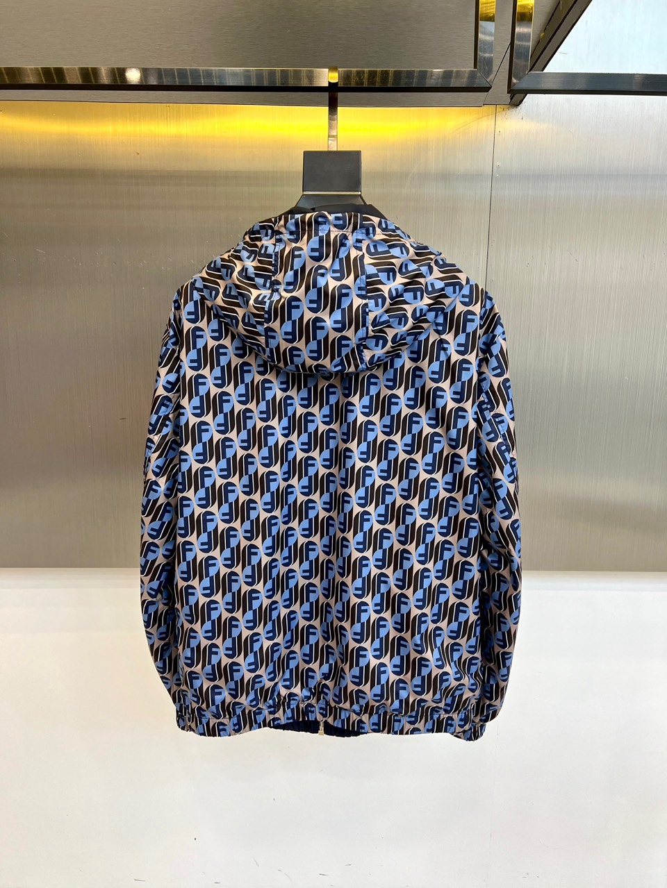 Fend芬迪、2026春夏男士双面穿连帽外套，以标志性拉链开合与双面设计，呈现一衣多穿的精妙巧思。外层采