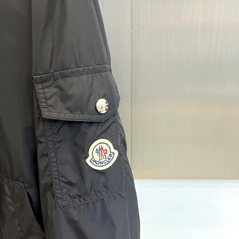 Mon蒙口、2026春夏新品连帽拉链夹克，以极简色调诠释都市机能美学。修身短款廓形适配多元身形，连帽设计