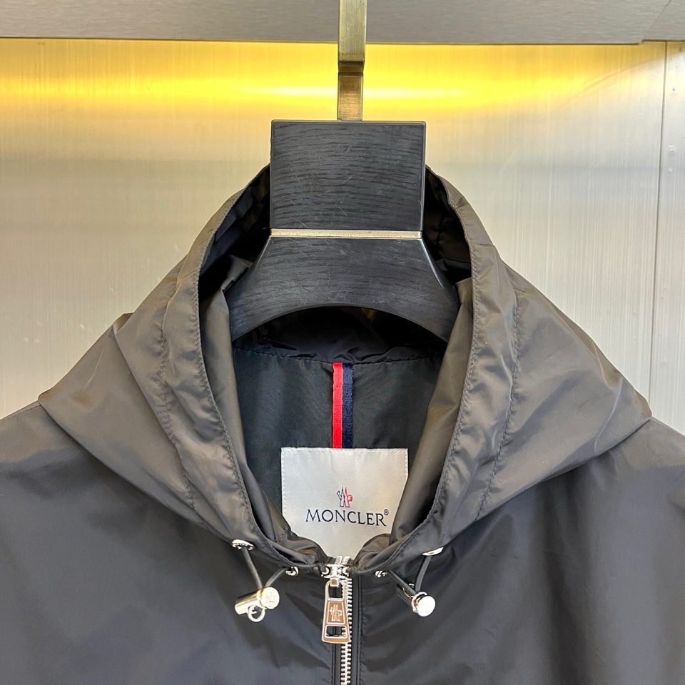 Mon蒙口、2026春夏新品连帽拉链夹克，以极简色调诠释都市机能美学。修身短款廓形适配多元身形，连帽设计